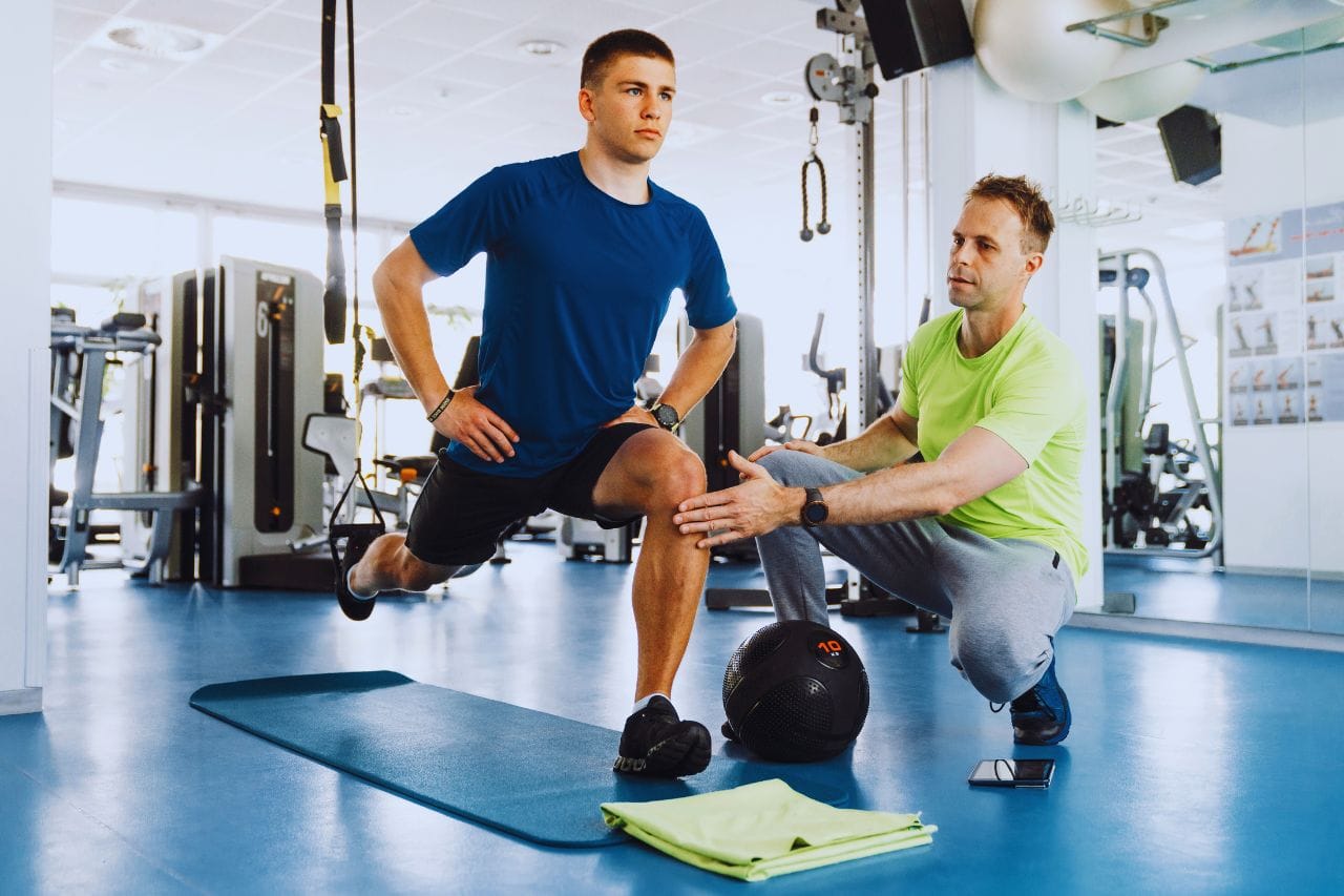 Trabajar con un entrenador personal que recomienda libros: éxito asegurado