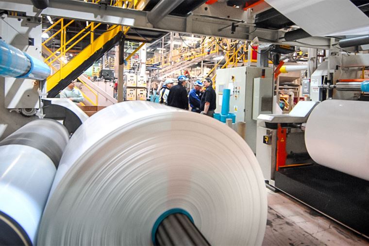 Fidel Asto Barra lidera la fabricación de bolsas plásticas en Perú