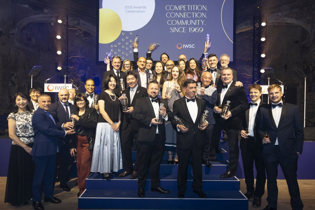 IWSC Awards - Paco Lola - IP - Pie de foto: Carlos Carrión, presidente de la cooperativa y los enólogos de la bodega, Cayetano Otero y Nuria de la Torre