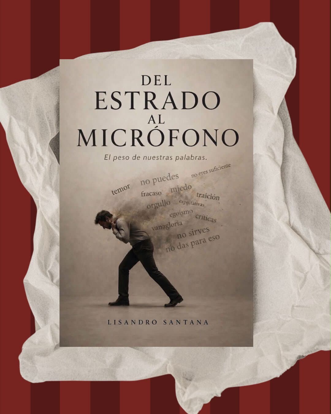 Portada del libro 'Del Estrado al Micrófono' con un hombre caminando hacia la izquierda, fondo beige y palabras flotando alrededor.