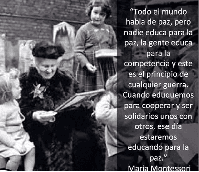 Black-and-white photo of a woman reading to children while a long Spanish quote about peace fills the right side, attributed to Maria Montessori.