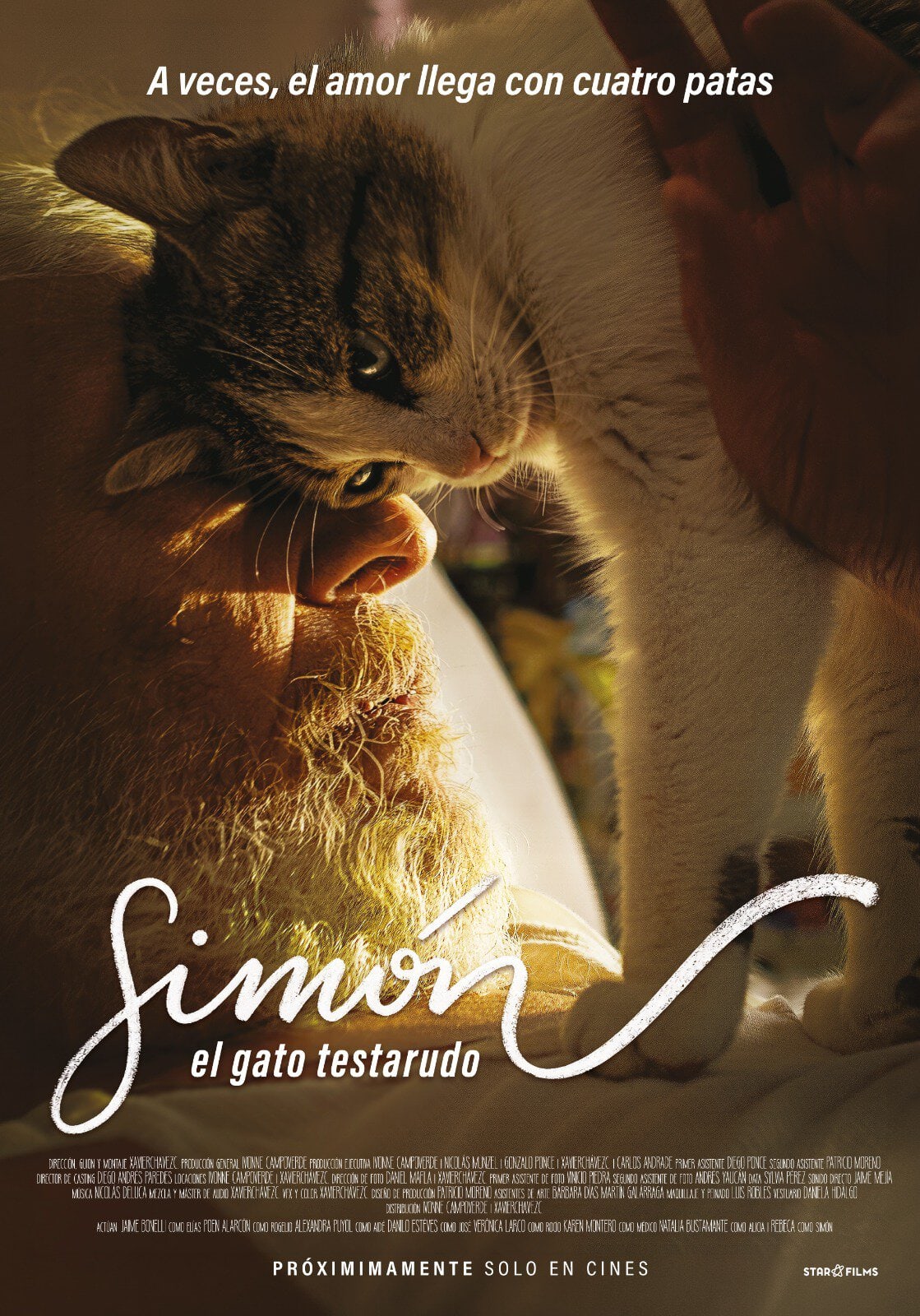 Poster de la película 'Simón: el gato testarudo' mostrando a un hombre abrazando a un gato; lema: 'A veces, el amor llega con cuatro patas'
