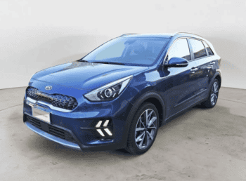 Auto Kia Niro Hybrid di ultima generazione, ideale per noleggio o trasferimenti in Insubria.