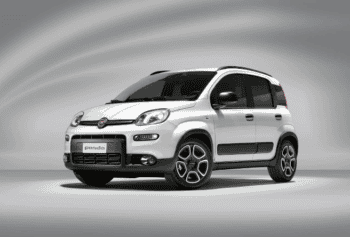 Auto Fiat Panda nera, ideale per city car e brevi viaggi, disponibile per il noleggio a breve e lungo termine.