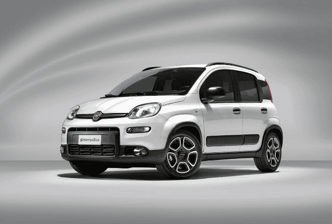Auto Fiat Panda nera, ideale per city car e brevi viaggi, disponibile per il noleggio a breve e lungo termine.
