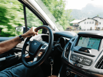 Auto a noleggio con navigatore e servizi personalizzati per clienti privati e aziende.