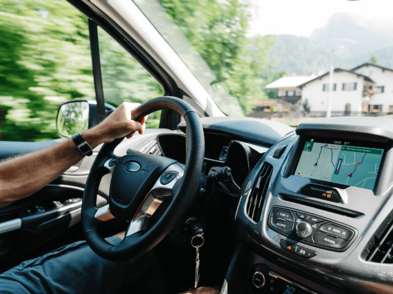 Auto a noleggio con navigatore e servizi personalizzati per clienti privati e aziende.