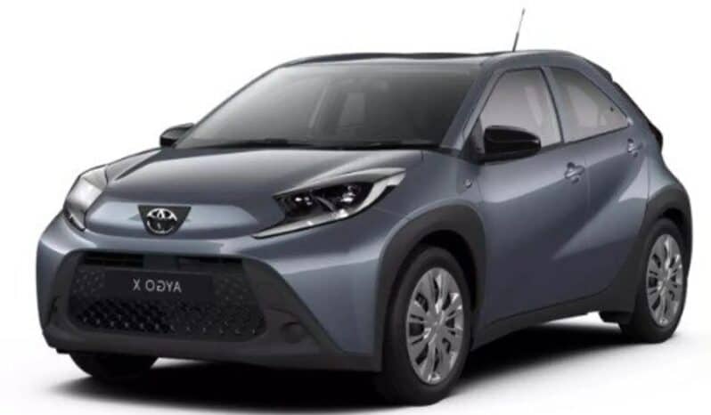 Auto elettrica compatta, modello moderno e sostenibile, disponibile per noleggio a Insubria Rental.