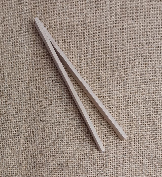 Hölzerne Holzstäbe, ideal für Holzarbeiten und Handwerksprojekte, aus hochwertigem Holz gefertigt.