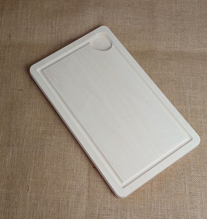 Hochwertiger Holztablett in Handwerksqualität, ideal für Servieren und Dekoration.