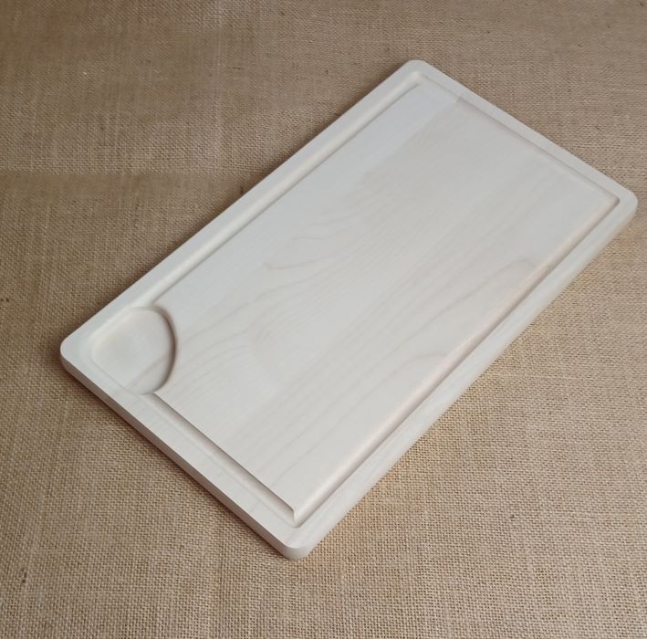 Massiver Holztablett, handgefertigt, aus nachhaltigem Holz hergestellt. Perfekt für Dekoration und Servieren.