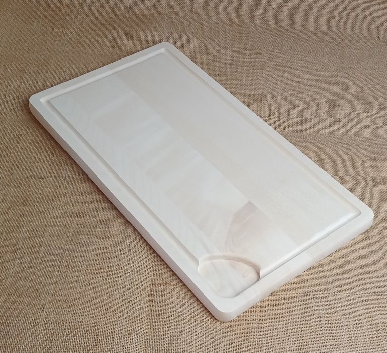 Hochwertiges Holztablett mit elegantem Design, perfekt für Servier- und Präsentationszwecke.