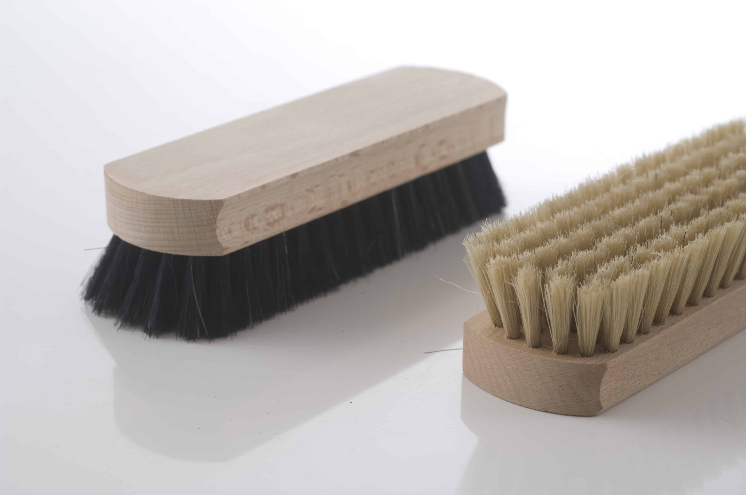 1. Hochwertige Holzreiniger und Bürsten von Ischler Holzhandwerk für die Holzpflege.