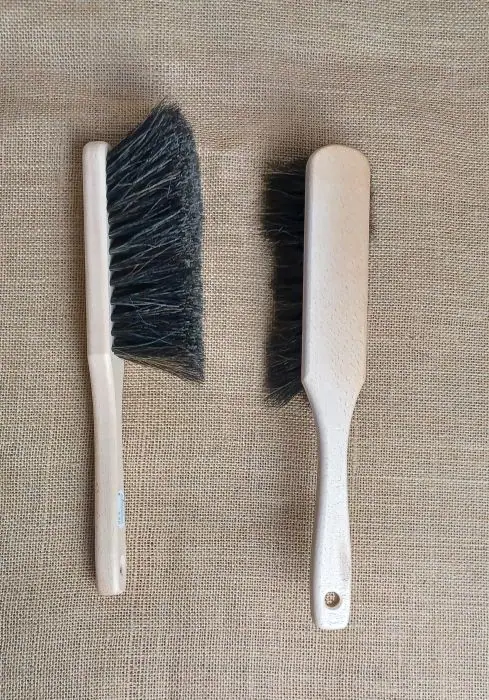 Hochwertige Handfeger und Kehrblech für präzises Reinigen in Holzhandwerk und Schreinerarbeiten.