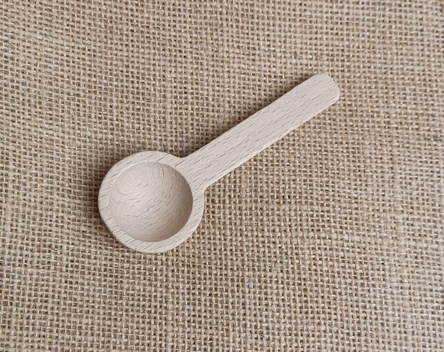 Natürlicher Holzlöffel, handgearbeitet, hochwertiges Holz, traditionelles Holzhandwerk, nachhaltige Holzkunst.