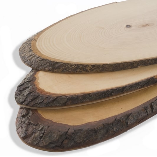 Natürliche Holzscheiben aus Ischler Holzhandwerk, ideal für Dekorationen und kreative Projekte.