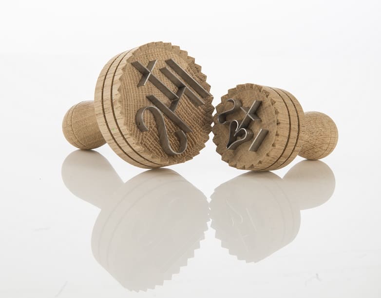 1. Holzstempel mit Zahlen für Schreinerarbeiten, langlebig und hochwertig.