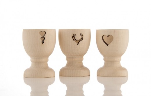 Dekorative Holz-Eierbecher mit Herz, Hirsch und Liebe Motiven, handgefertigt, rustikal, Naturholz, ideal für Geschenke.