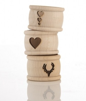 Handgefertigte Holzdeko mit Herzhütten, perfekt für Geschenk oder Dekoration, liebevoll geschnitzt.