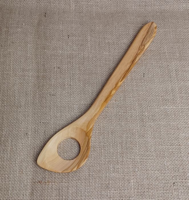 Natürlicher Holzlöffel, handgefertigt aus nachhaltigem Holz für Küchen und Dekoration.