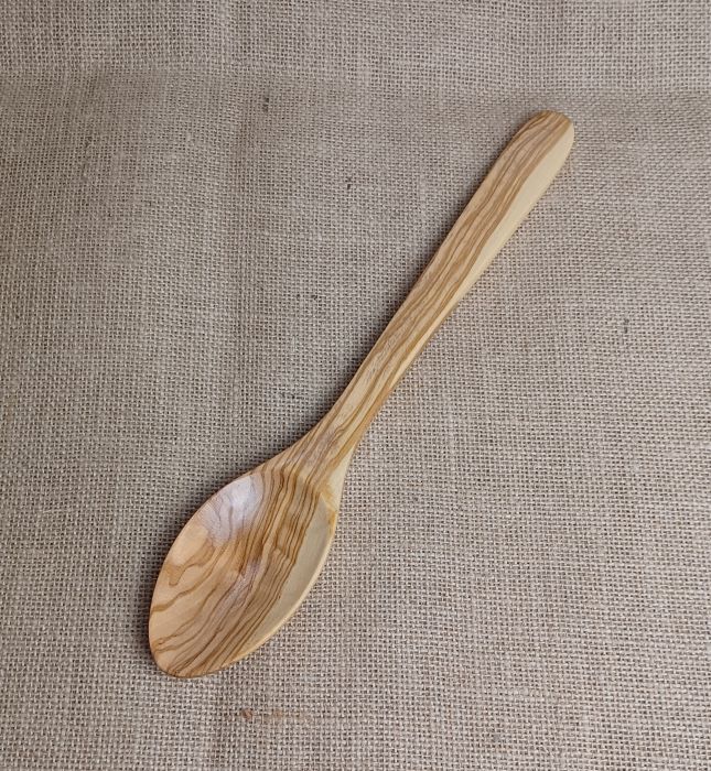 Handgefertigter Holzlöffel aus stabilem Holz, nachhaltiges Holzhandwerk.