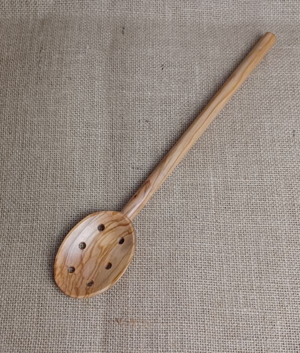 Hochwertiger handgefertigter Holzlöffel aus Olivenholz für Kochkunst.