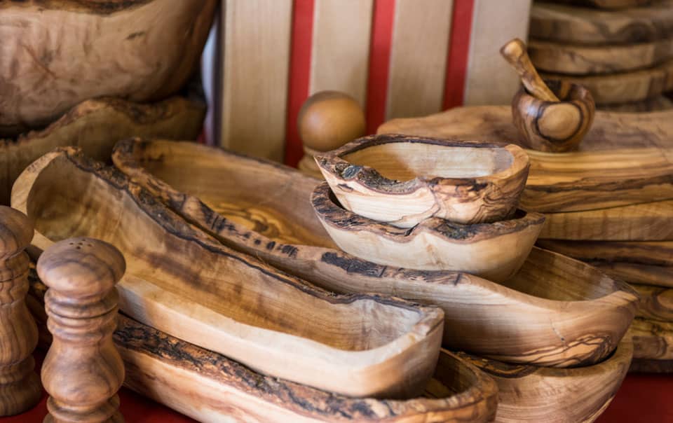 Holzschalen aus Ischler Holzhandwerk, handgemacht und einzigartig, geeignet für Dekoration und Geschenke.