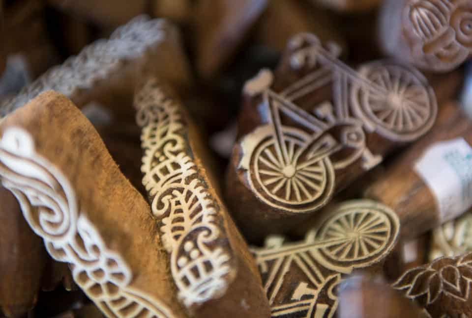 Detailreiche Schnitzereien von Ischler Holzhandwerk aus hochwertigem Holz.