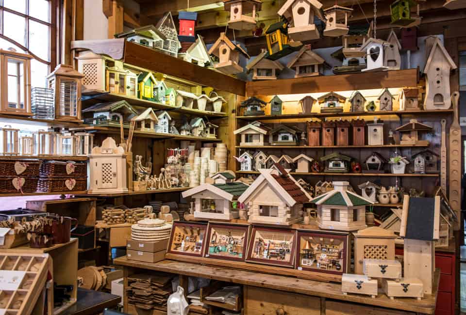 Hochwertige Holzkunst und Vogelhäuser im Ischler Holzhandwerk.