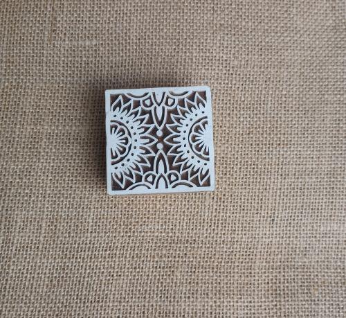 Stempel mit kunstvollem Musterdesign aus Holz für handgefertigte Dekorationen.
