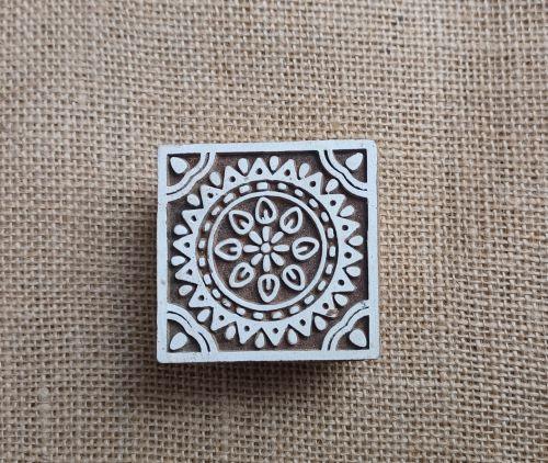 Detail eines handgefertigten Holzdekor.