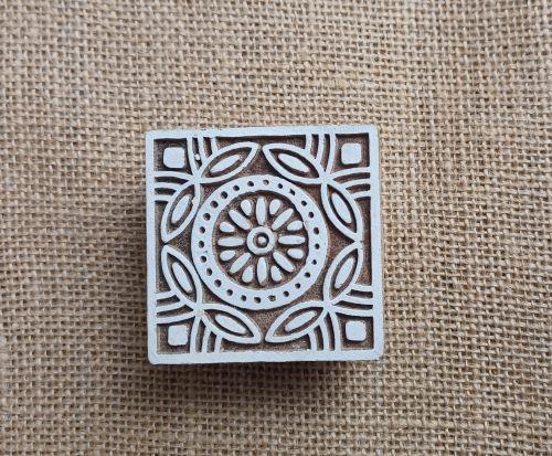 Detail eines handgefertigten Holzdekors mit filigranen Mustern.