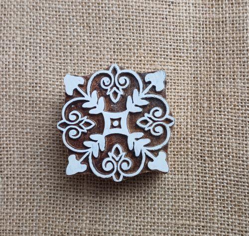 Kunstvolle Holzarbeit mit traditionellem Design, nachhaltig gefertigt.