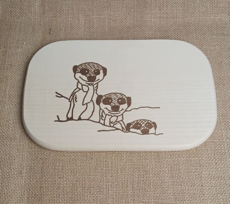 Holzdekoration mit Otternmotiv, handgefertigt, nachhaltiges Holzdesign, hochwertige Holzarbeiten.