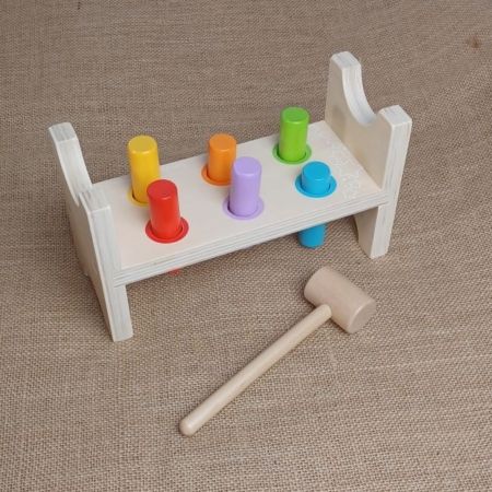 Hochwertiges Holzspielzeug mit bunten Holzklötzen und Hämmer für Kinder. Handgefertigt nach traditioneller Holzhandwerkskunst.