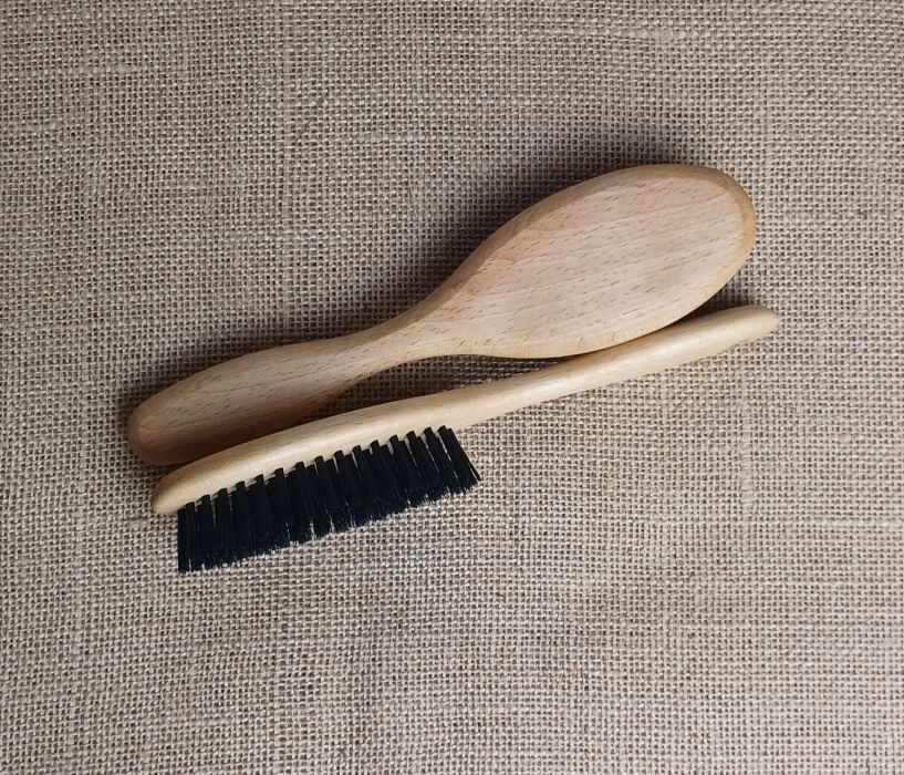 Schwarze Holzbürste und Holzspatel für Pflege von Holzoberflächen, Handwerks- und Holzarbeiten.