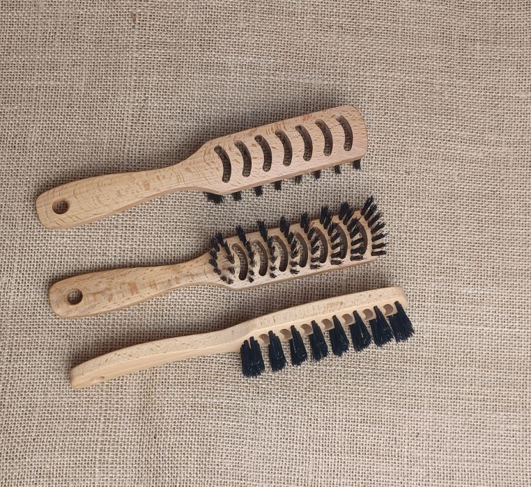 Antike Holz-Bürsten für Reinigung und Pflege, handgefertigt, naturbelassen, langlebig.