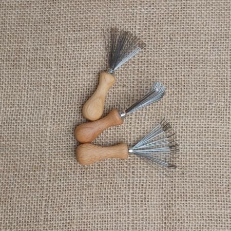 Reinigungskämme aus Holz mit Metallborsten, handgefertigt, langlebig, für Pflege und Reinigung.