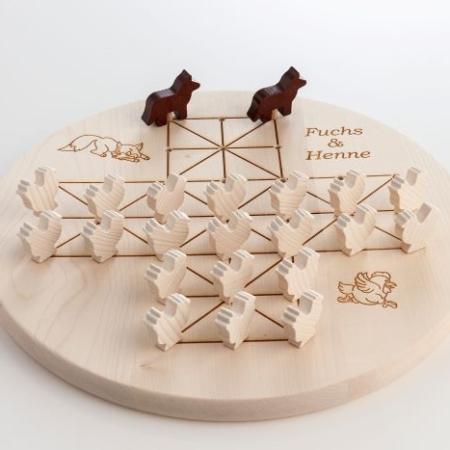 Hochwertiges Holz-Brettspiel mit Huhn- und Fuchs-Design, liebevoll handgefertigt.