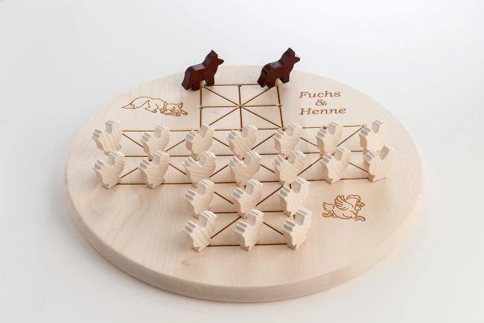 Hochwertiges Holz-Brettspiel mit Huhn- und Fuchs-Design, liebevoll handgefertigt.