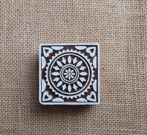 Detaillierter Holzdekorstein mit Blumen- und Herzmuster, handgefertigt aus Vollholz.