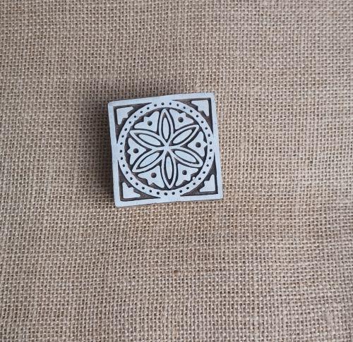 Detailliertes Holzornament mit traditionellem Muster, handgefertigt.