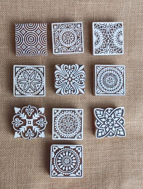 Hochwertige handgefertigte Holzfliesen mit traditionellen Mustern.