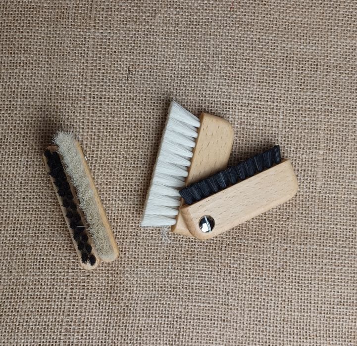 Hochwertige Holzhandwerksbürsten für Holzreinigung und Pflege, handgefertigt aus Holz.