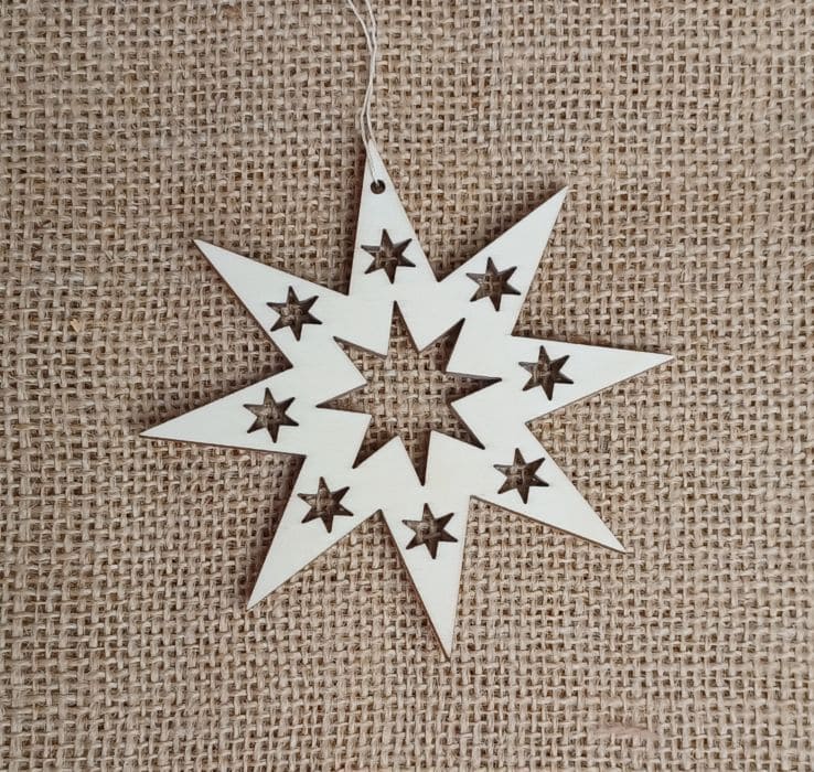 Handgefertigter Holzstern mit Sternenmotiven, Weihnachtsdekoration, heimische Holzwirtschaft.