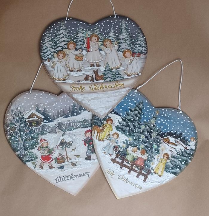 Hochwertige Holzherzen mit winterlichen Motiven.