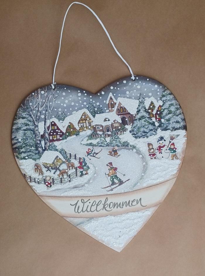 Handgefertigtes Holzherz mit winterlichem Dorf- und Skigelände, gestaltet von Ischler Holzhandwerk.