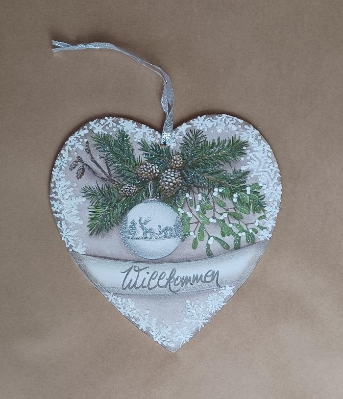 Hochwertiges, handgemachtes Holzschmuckstück im Weihnachtsdesign, perfekt für Dekorationen.