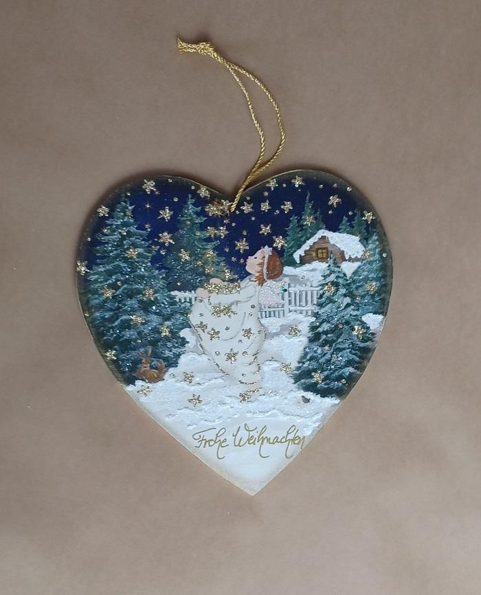 Hochwertiges Holzherz mit winterlicher Weihnachtslandschaft und "Frohe Weihnachten" Schriftzug.