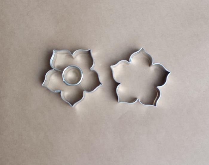 Hochwertige Holz-Ausstecher in Blumenform für Back- und Bastelarbeiten, handgefertigt und langlebig.